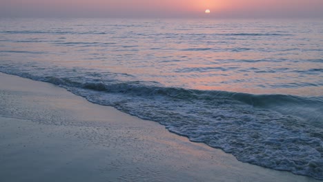 Entspannender-Meerhintergrund,-Sonnenuntergang-über-Den-Wellen,-Die-Strand-Treffen