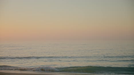 Friedliche-Strandlandschaft-Und-Sonnenuntergang---Totale