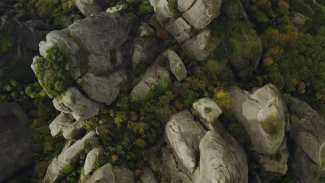 Luftaufnahme-über-Steilen-Klippen-Aus-Sandstein-Und-Konglomerat-In-Meteora,-Griechenland---Vogelperspektive,-Drohnenaufnahme