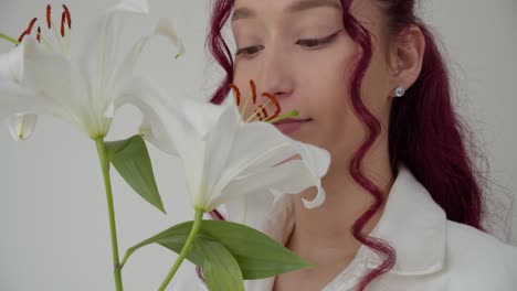 Hübsches-Tausendjähriges-Hipster-mädchen-Mit-Rosa-Haaren,-Die-Weiße-Madonna-lilienblumen-Riechen