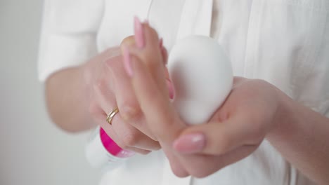 Weibliche-Hand,-Die-Eierschaumpackung-Gesichtsmaske-Auf-Der-Handfläche-Zusammendrückt