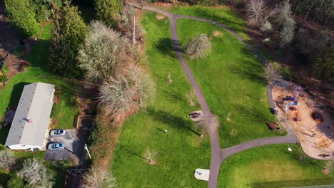Toma-Aérea-De-Drones-De-4k-Con-Vista-A-Un-Parque-Público-En-Portland,-Oregon