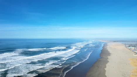 4K-aerial-drone-shot-floating-over-ocean-shore-at-Seaside,-Oregon-beach