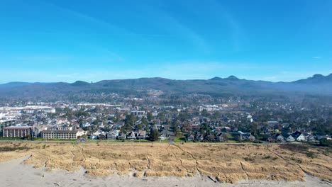 4K-aerial-drone-shot-overlooking-horizon-at-Seaside,-Oregon-beach-on-a-sunny-day