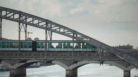 Eine-Zugfahrt-über-Die-Brücke-In-Paris,-Frankreich