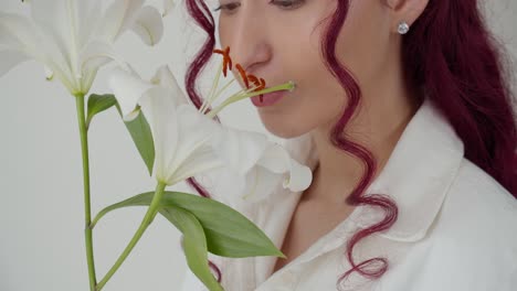 Schöne-Frau,-Die-Duftende-Weiße-Casablanca-Lilien-Riecht,-Isoliert-In-Weißem-Hintergrund