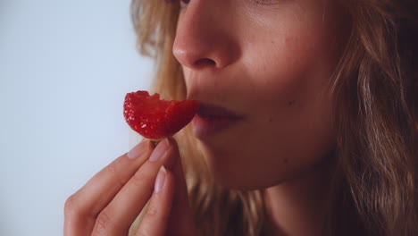 Nahaufnahme-Einer-Attraktiven-Frau,-Die-Erdbeere-Isst---Zeitlupe