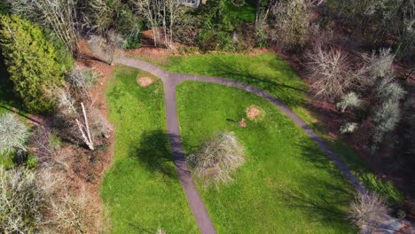 4K-aerial-drone-shot-overlooking-a-public-park-rising-into-Portland,-Oregon-scenery