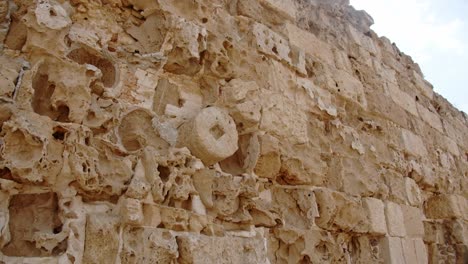 Alte-Kalksteinmauer-Mit-Vielen-Spuren-Der-Zeit-In-Der-Stadt-Salamis,-Zypern