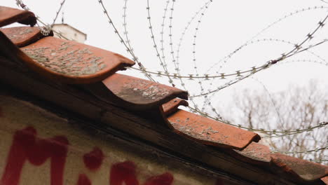 Barbwire-or-NATO-fence-shielding-off-a-wall
