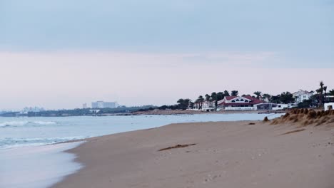 Costa-De-Playa-De-Arena-De-Chipre-Con-Villas-De-Lujo-En-El-Horizonte,-Vista-Estática
