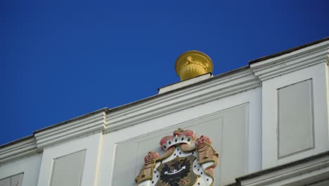Architektur-Gebäude-Romantik-Mit-Erb-Des-Vogels-In-Opava,-Moravskoslezsky-Kraj-Klarer-Himmel-Goldene-Vase-Statue-Dekoration-Auf-Dem-Dach-Herbst-Pan-Filmisch