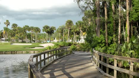 Promenade-Zu-Einem-Golfplatz-Und-Pool-In-Einem-Resort-In-Florida