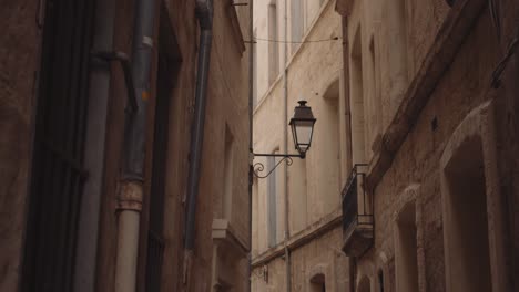 Cinematic-view-panning-across-the-narrow-alleyways-of-Montpellier-France
