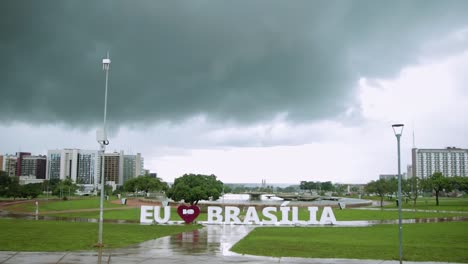 Me-Encanta-El-Cartel-De-Brasilia-En-Un-Día-De-Lluvia-Nublado-Vista-Frontal-Abierta---Tiro-Inclinado