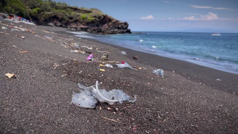 Abfall-An-Der-Seeküste-Des-Tropischen-Strandes-In-Bali,-Indonesien