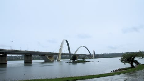 Puente-Jk-Juscelino-Kubitschek-En-Brasilia---Vista-Amplia---Día-Nublado-En-Brasilia---Tiro-Inclinado