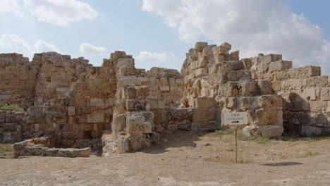 Restos-De-Un-Antiguo-Edificio-De-Piedra-En-Chipre,-Ruinas-De-Salamis,-Vista-Panorámica-Derecha