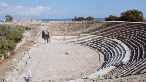 Majestuoso-Anfiteatro-Antiguo-De-Piedra-Caliza-En-La-Ciudad-De-Salamis,-Chipre