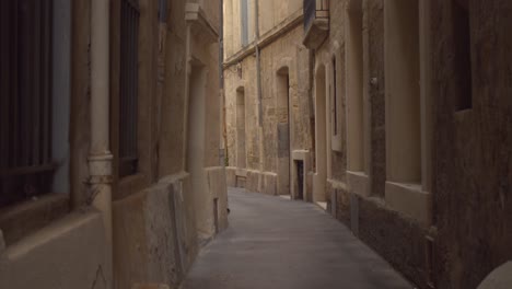 Callejón-Estrecho-Vacío-En-La-Ciudad-Histórica-De-Montpellier-En-Francia