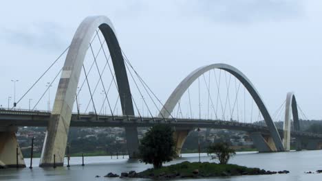 Puente-Jk-Juscelino-Kubitschek-En-Brasilia---Vista-Cercana---Día-Nublado-En-Brasilia---Tiro-Inclinado