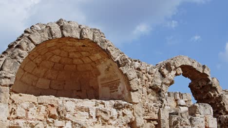 Antiguos-Arcos-Históricos-Hechos-De-Piedra-Caliza-En-La-Ciudad-De-Salamis,-Chipre