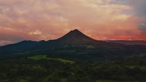 Seamless-Video-Loop---Cinemagraph-time-lapse-of-the-impressive-Arenal-Volcano-at-La-Fortuna,-Costa-Rica-by-sunset