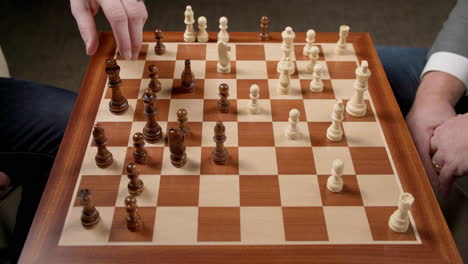Schachspielzüge,-Mann-Kann-Sich-Nicht-Entscheiden,-Welche-Figur-Er-Ziehen-Soll,-Mit-Blick-Auf-Das-Ganze-Brett,-Zeitlupe