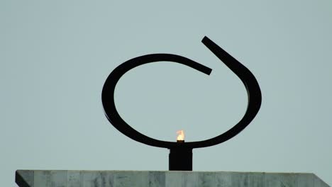 Eine-Ewige-Flamme-Der-Demokratie,-Projiziert-Von-Oscar-Niemeyer-In-Brasilia---Die-Flamme-Steht-Für-Demokratie-Und-Freiheit