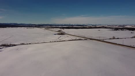 Vista-Aérea-De-La-Carretera-De-Invierno-En-Alberta,-Canadá