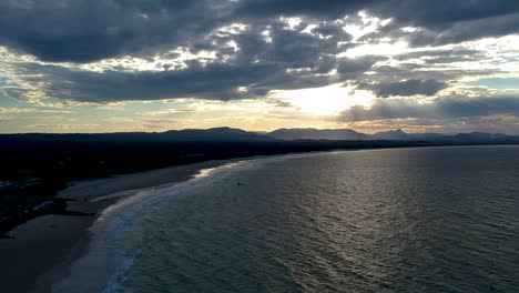Luftaufnahme-Des-Sonnenuntergangs-über-Dem-Strand-In-Byron-Bay,-New-South-Wales,-Australien