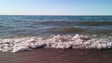 waves-crashing-at-the-beach
