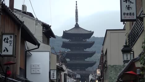 Asiatische-Touristen,-Die-Durch-Die-Straßen-Von-Kyoto-In-Japan-Spazieren-Und-Traditionelle-Kleidung-Tragen,-Kimono-Mit-Der-Yasaka-pagode-Im-Hintergrund