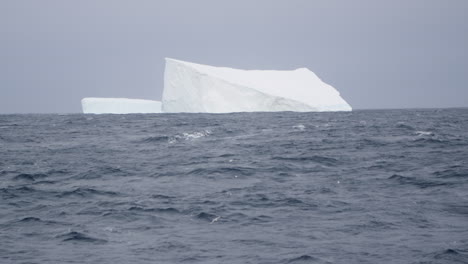 Iceberg-Flotando-En-El-Océano-En-Cámara-Lenta