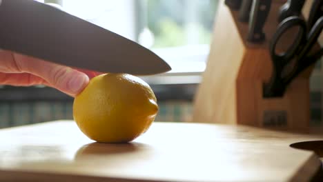 Zeitlupenaufnahme-Einer-Zitrone,-Die-In-Zwei-Hälften-Geschnitten-Wird