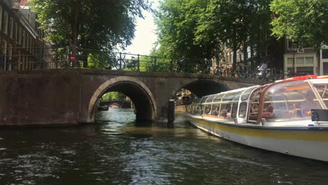 Paseo-En-Barco-Por-Los-Canales-De-Amsterdam