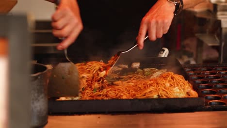 Chef-Haciendo-Tocino-Tradicional-Japonés-Y-Fideos-Vegetales