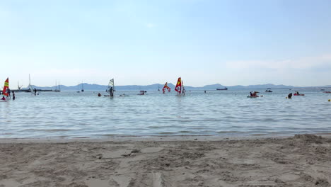 Genießen-Sie-Den-Strand-Und-üben-Sie-Wassersport-Aus
