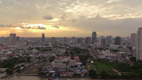 Sonnenuntergang-über-Der-Skyline-Von-Bangkok-An-Der-Rechten-Pfanne-Des-Flusses-Chao-Phraya