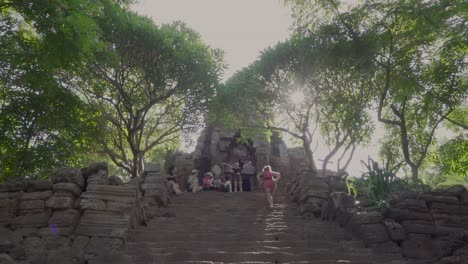 Un-Grupo-De-Jóvenes-Turistas-Explora-Un-Antiguo-Templo-Khmer
