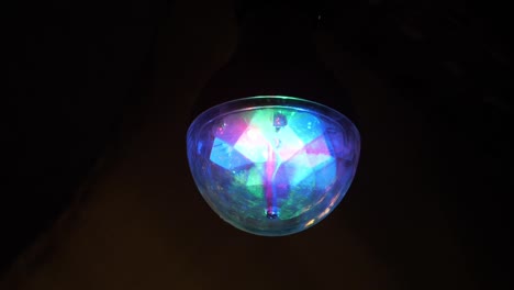 Lichteffektball,-Der-Sich-Im-Dunklen-Hintergrund-Dreht,-Zeitlupe