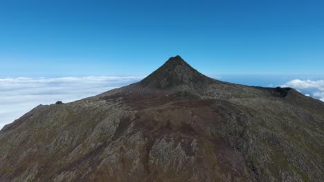 The-biggest-vulcano-in-the-Azores,-Pico-Mountain