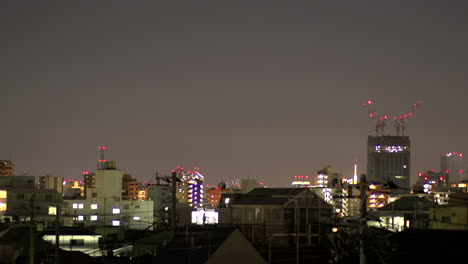 Vista-Nocturna-De-La-Construcción-De-Rascacielos-De-Tokio,-Japón