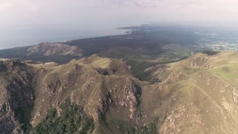 Vista-De-Drones-Acercándose-A-La-Montaña-Cerro-Chame-En-El-Distrito-De-Chame,-República-De-Panamá