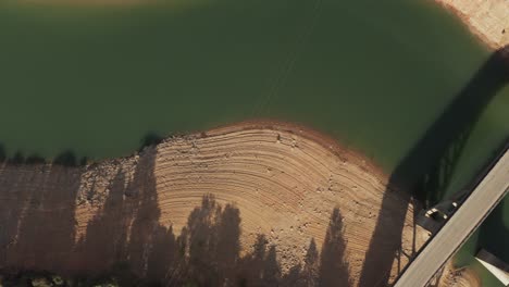 Luftaufnahme-Des-Shasta-Sees-Direkt-Nach-Unten-In-Nordkalifornien-Niedriger-Wasserstand-Während-Der-Dürre