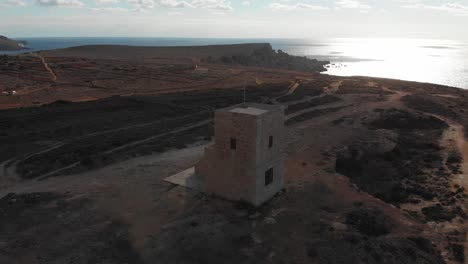 Drohnenvideo-Aus-Der-Luft-Aus-Dem-Norden-Maltas-In-Der-Nähe-Des-Ghajn-Znuber-Turms