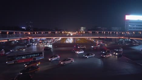 Peking-Zhongguancun-Straße-Nachtverkehr-2022---Kreuzungszeitraffer-4k-Dunkles-Thema