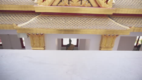 Cámara-Lenta-Vigilando-Un-Balcón-De-Un-Templo-Budista-En-Bangkok