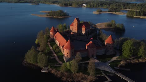 Luftaufnahme,-Die-In-Richtung-Der-Mittelalterlichen-Burg-Fliegt