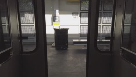 Train-doors-closing-at-a-train-platform